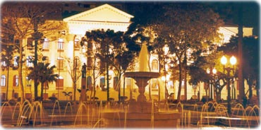 Universidade Federal do Paraná na praça Santos Andrade