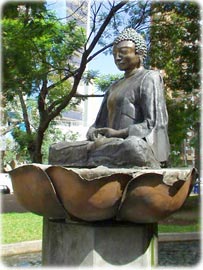 Buda na Praça do Japão em Curitiba
